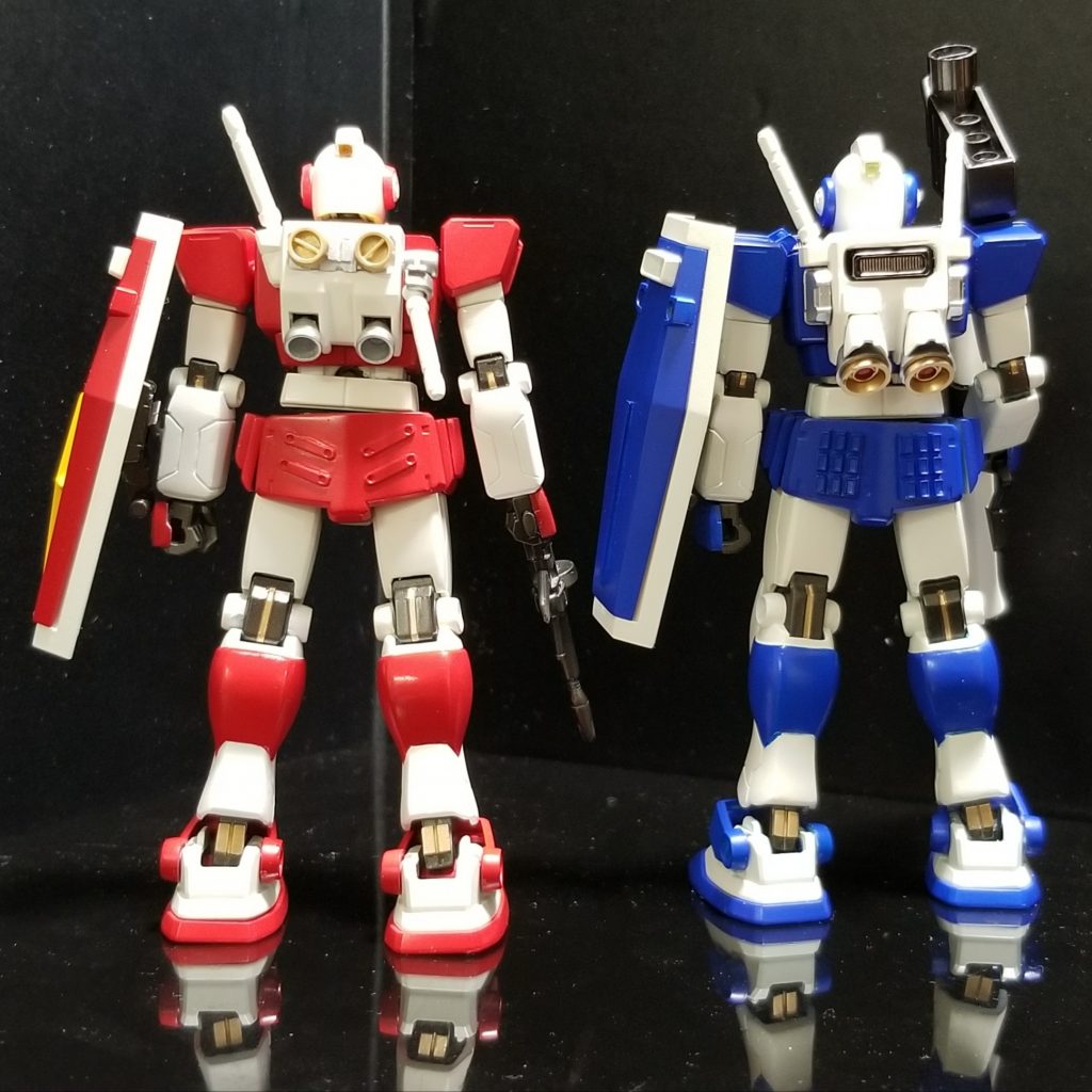 スレッガー機はバーニアを大型化して冷却のために排気口を設けています。セイラ機は右側のビームサーベルを追加装備して可動式にしています。