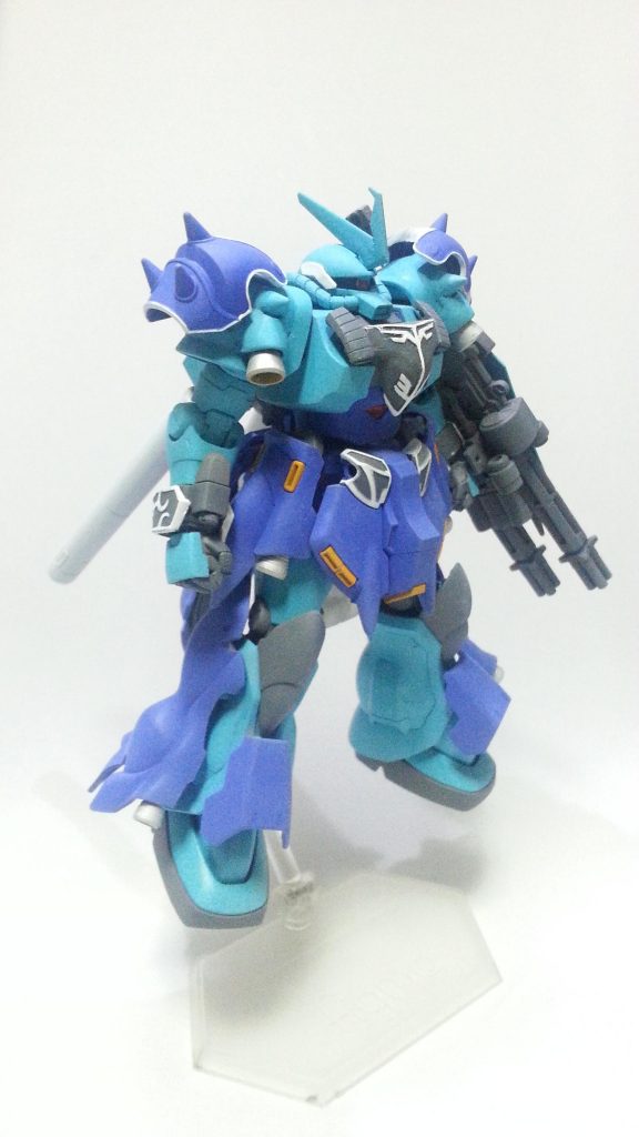 ヒートロッドは健在で、宇宙空間ではデブリや残骸の中をワイヤーを使った立体軌道も可能。ワイヤーに対ビームサーベル用のコーティングが施されており溶断されにくくなっている。らしい。頭部にもセンサー兼強化装甲が増加されている。