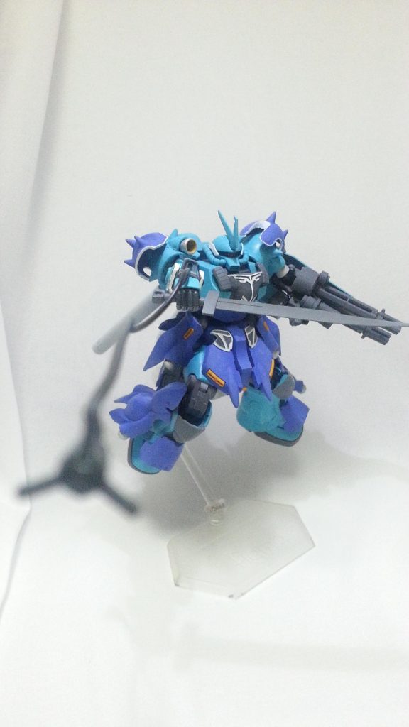 ヒートロッドを受けろぉ！という感じでした！名前の由来はグフカスタム色が元々空色っぽかったのと、最初はもっとズール系のパーツを多用しようと思っていたから空色のアズールとかけてグフ・アズールになりました。そんでもってヒートロッド(電流)ってなんか青天の霹靂みたいでイメージ合うなと思いまして名付けてみました。