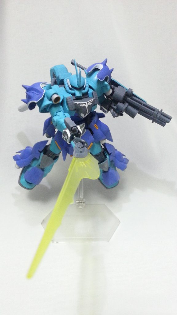 腰部にはビームアックス兼ビームソードも装備。もちろん連結して薙刀状にして戦う事も可能。