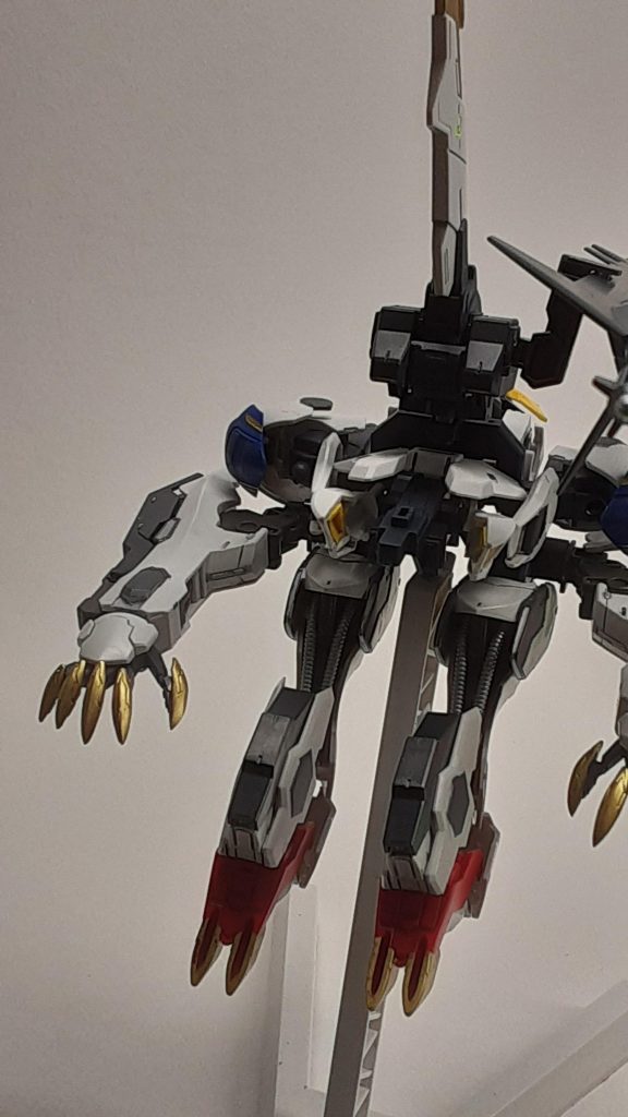 腕部はガンダムフレームの膝関節がぴったり合います。大型メイスは腰部のマウント用のパーツをそのまま付けています。