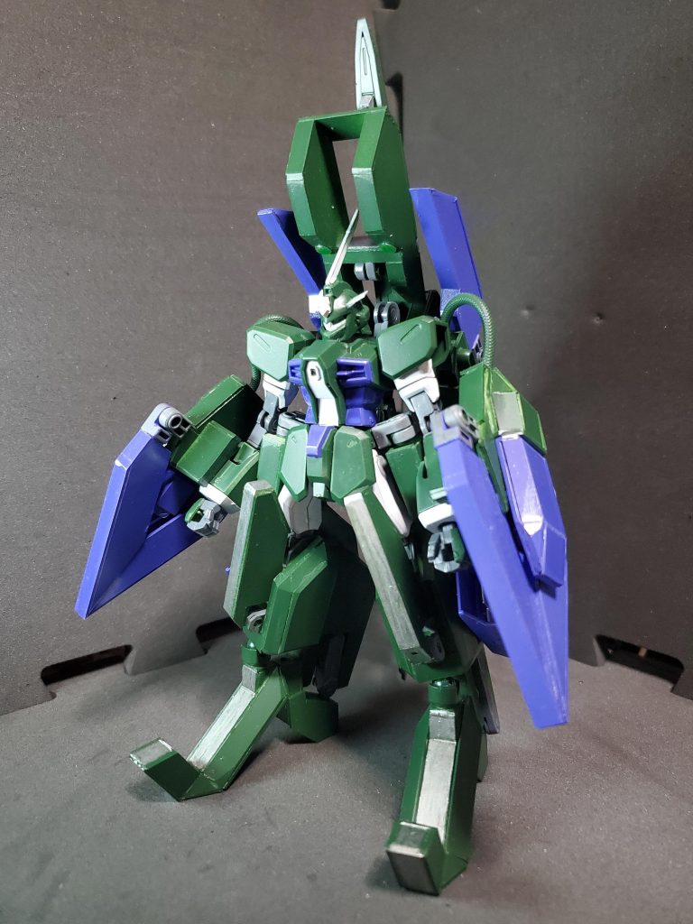 正面。ベース機にカオスガンダムを使用したとはいえ、胴体と腕にのみ面影が残るのみで全身に渡りシルエットが変わるレベルで改修が加えられている。