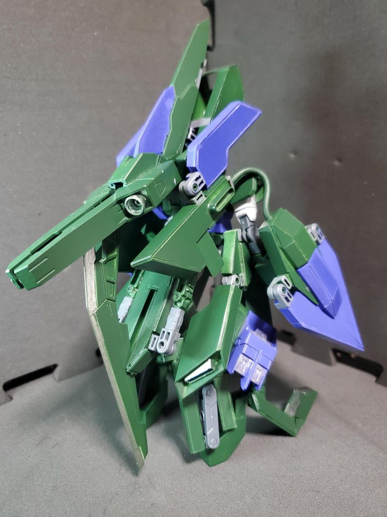 背面。多数のバインダーと背中のスタビライザーが目を引く。