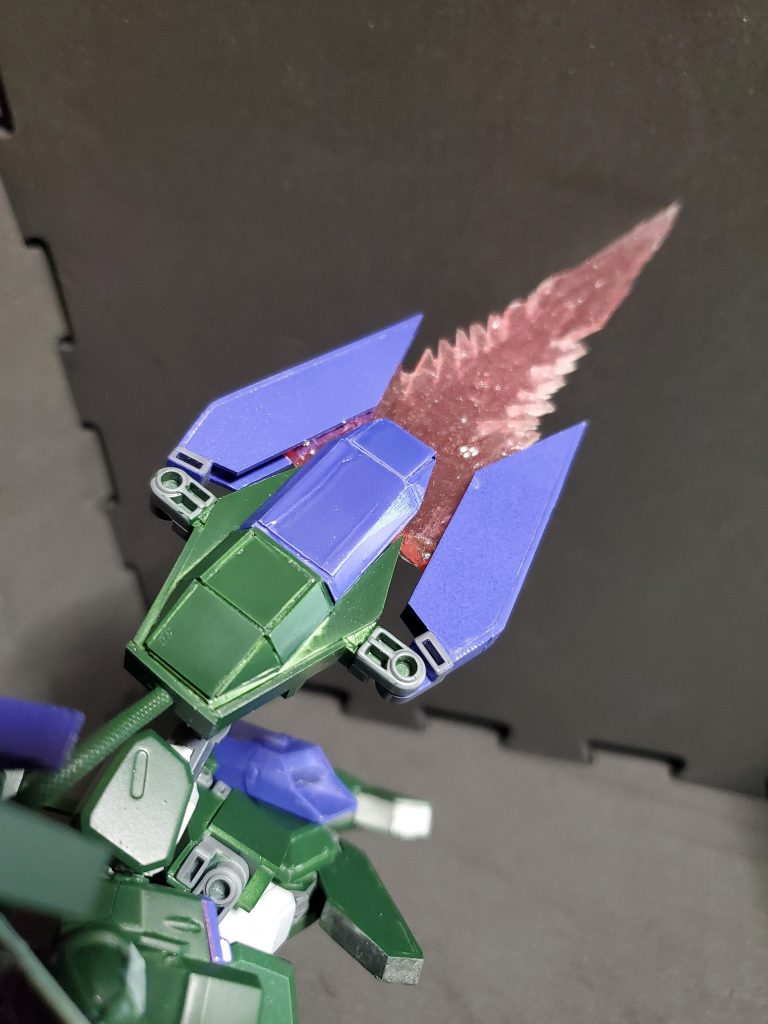 複合武装『カセウェアリー』両腕に搭載したシールド。ビームガン、大型ビームソードの機能が一纏めになっている。また、後部から動力パイプが伸び、背部の核エンジンに直結されているため、莫大なエネルギーの供給を可能としている。『カセウェアリー』とは、『ヒクイドリ』を意味する。