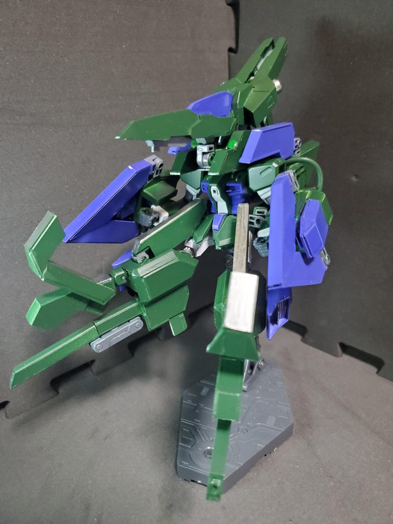 MA形態、正面。ベース機であるカオスガンダムの変形機構を参考にした形態。脚部レールガンが使用できるようになる。