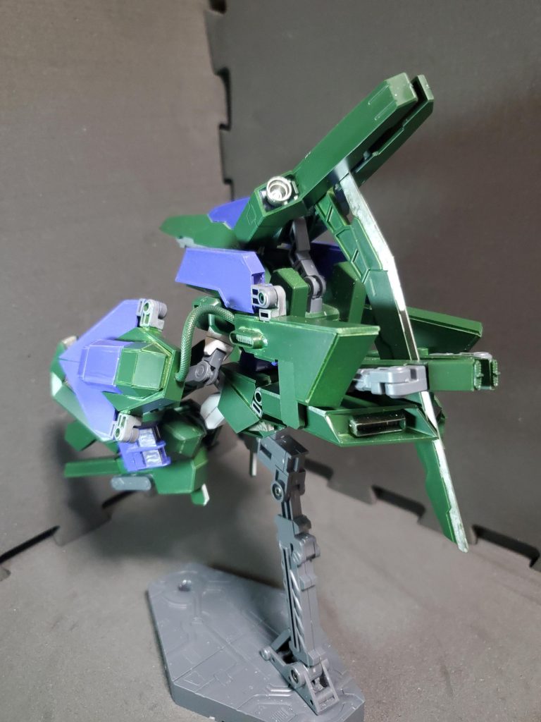 背面。背部、腰部、脚部全てのスラスターを後方に向けているため、圧倒的な推力で戦場を駆ける。