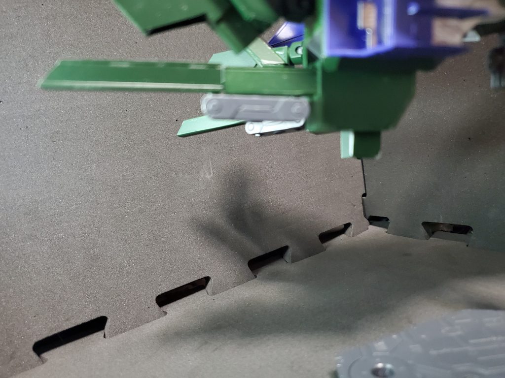 脚部レールガン『インフェクテッド・クスィフィアス』MA形態でのみ使用可能。MS形態では中折れし格納されている。弾切れ後カセウェアリー後部に搭載されたマガジンを再装填することで再発射が可能になる他任意のタイミングで本体のパージが可能。『インフェクテッド』とは『穢れた』という意味。