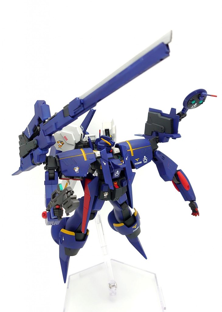 武装は肩部ブレードキャノン、ビームライフル(とバイアラン用ビームサーベルとヘイズル用ビームサーベル)