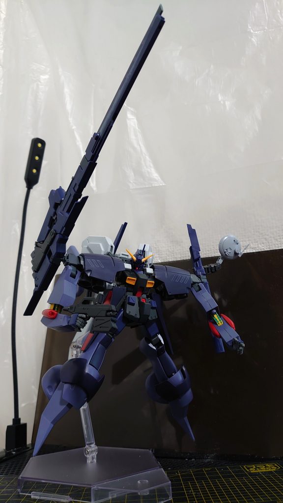 制作中にフルドドが届いたので方針変更。ロングブレードライフルを使うことも考えて、人型の手に換装。ディープストライカーが手に入ったタイミングもあり、レドームを付けたくなったのでそれも追加。