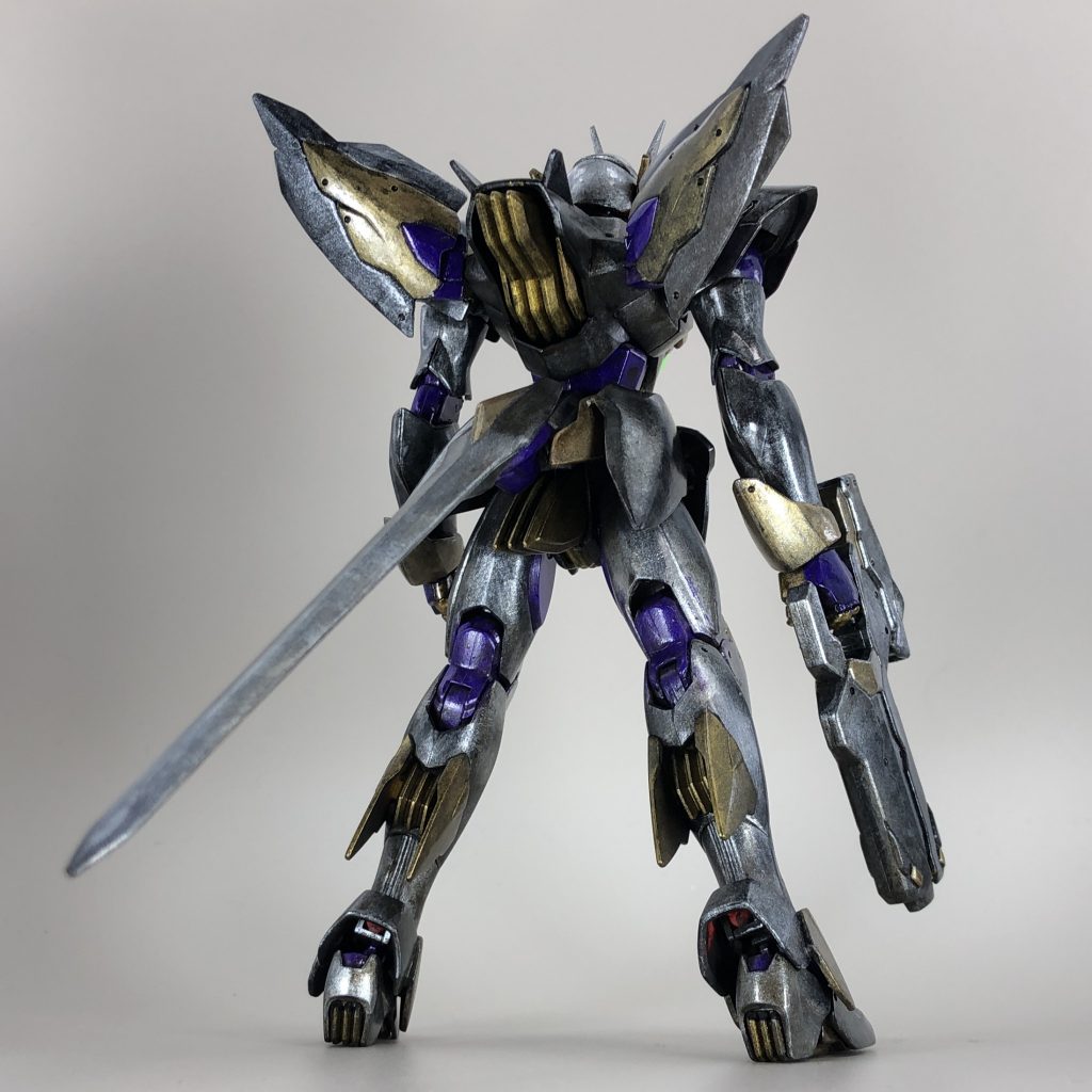 ターナーのU-35アクリリックスにて塗装。HG ゼイドラでは「イリデッセント」の名がつくメタリックカラーをメインに使用いたしました。