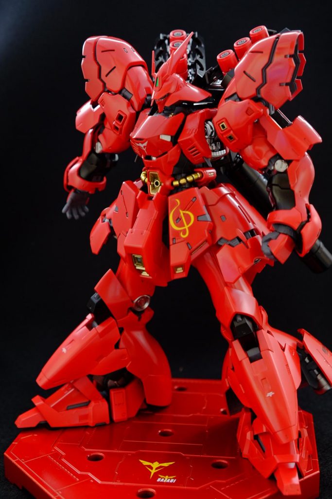 以下使用塗料と加工箇所です。装甲部:ガイアノーツ　ピンクサフ→クレオス　スーパーイタリアンレッドにガイアノーツexブラック少々黒:ガイアノーツexブラック金:黒下地　クレオス　スーパーゴールド2にクリアイエローフレーム、武装等:ガイアノーツ　メカサフ　Heavy フレーム銀:黒下地　ガイアノーツ　スターブライトジュラルミンバーニア:黒下地　クレオス　スーパーアイアン2スタンド:タミヤ缶スプレー　シルバーリーフ→クリアオレンジ→クリアレッド↑こういう紹介一度やってみたかったんです。