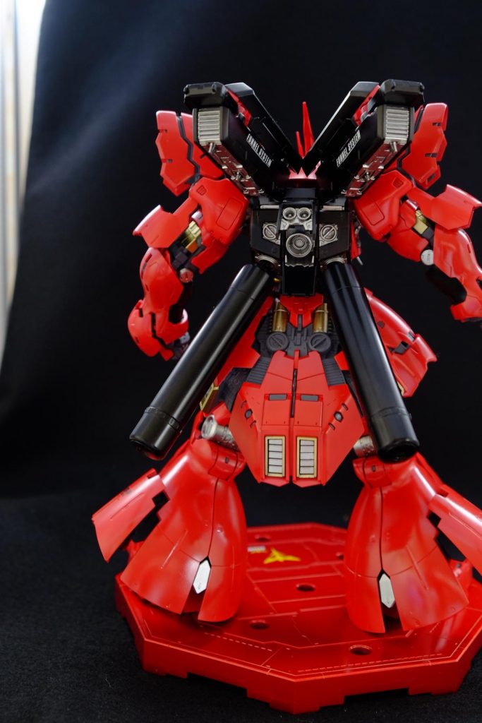 肩アーマーとリアスカートの突起を無くしてます。モノアイと腹部のパイプはメタルパーツを。パイプはメタルプライマー散布後クリアイエローで塗装。デカールはガンダムデカールを使用してます。