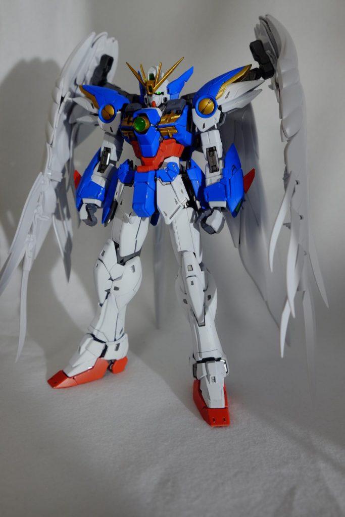 以下加工箇所になります。 フェイス部がエナメルで粉々になったため旧MG版から流用。ねじ切れた手首軸はエポキシパテで修復。胸部レンズはWAVEさんの丸バーニアとＨアイズのグリーンを使用。センサーにはラピーテープはってます。