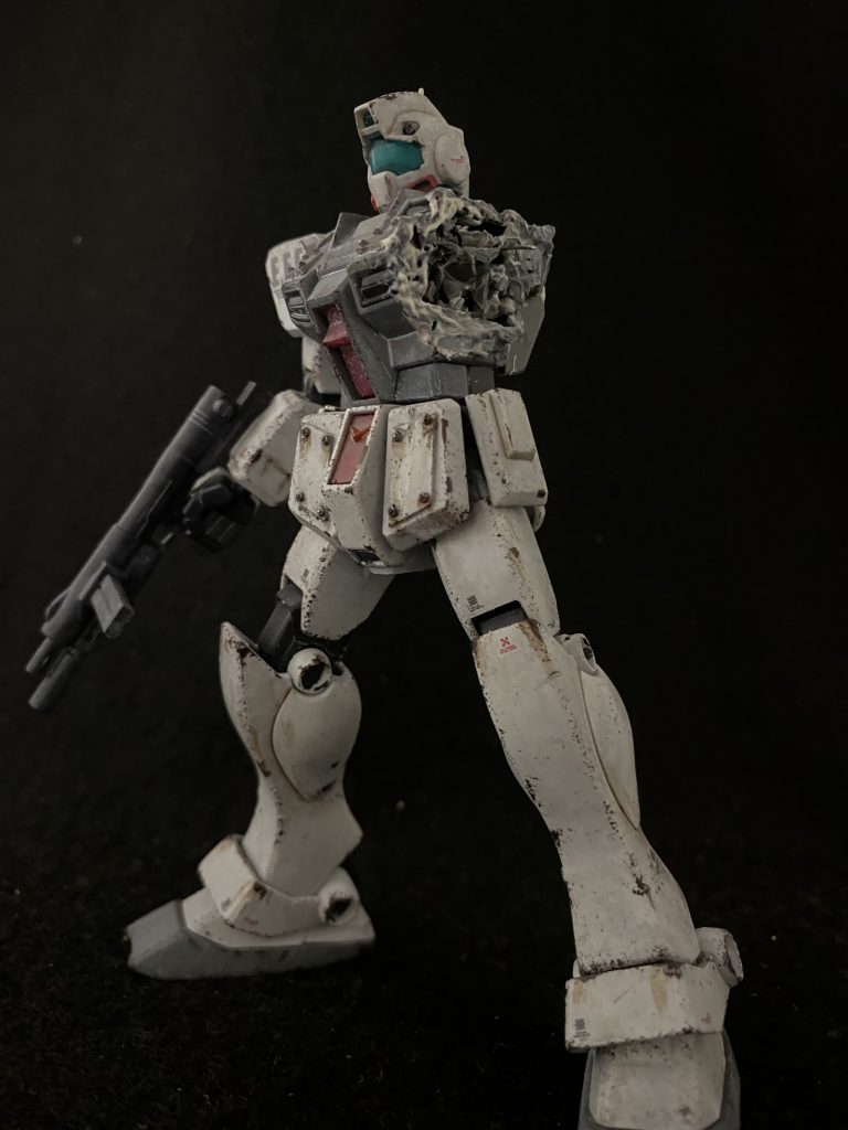 ちょっと現地改修、てのを意識して胸部とフロントアーマーにランナータグを溶かして成型色に合わせたプラ板を作りリベットパーツを張りつけました。