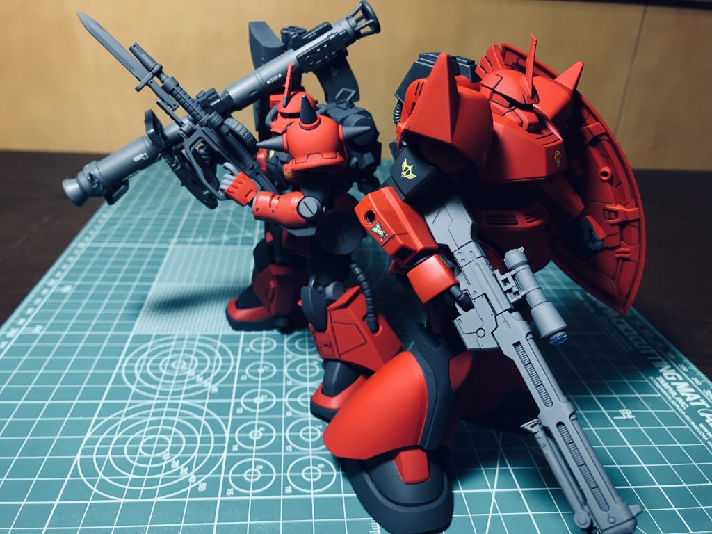 最後に先日作成した同じくジョニー・ライデン少佐専用高機動型ザク2と並べて撮影したものを載せます。