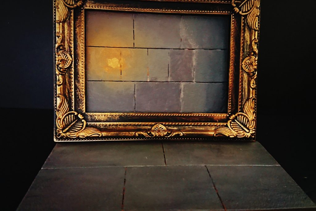 100均のスチレンボード彫ってアクリル絵の具と塗料で塗ってフォトフレームに収めました。アルマレカル宮殿内イメージです。