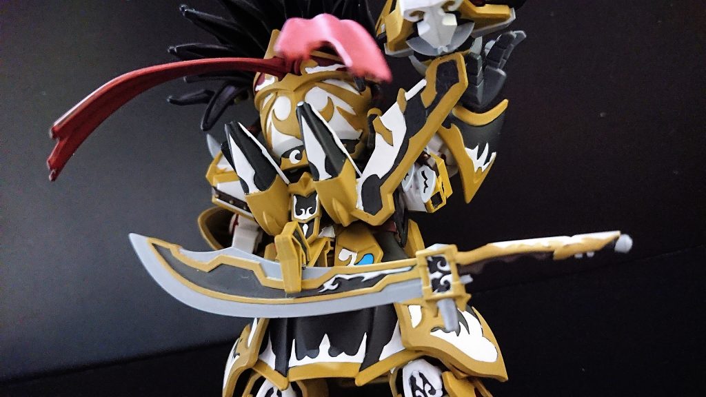 作中のポージングが右手で大砲押さえてたのでクロスシルエットブースターの平手パーツにしました。