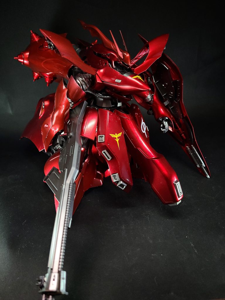 本機はMSだが、そのシルエットはMAにも近く、サイコフレームの導入によってMSサイズでありながらニュータイプ専用MA並みのスペックを獲得、各部に配置されたバーニアスラスターにより高い運動性と機動性を獲得した。計5基のプロペラント・タンク(後部アーマーに2基、背部に3基)が接続されており、稼働時間の延長と生存性の向上が図られている。サザビーよりも頭頂高がやや低く、体勢も前傾姿勢で、胴体部は前後に伸びるように大型化されているほか、四肢の関節もシーリングで覆われている。巨大な背部バーニアバインダーはファンネル・ポッドを兼ねており、α・アジールのものを小型・軽量化したファンネルを10基搭載している。また変形することで高速飛行モードに移行する。肩部アーマーにはバーニアが内蔵されており、サザビーの肩部側面の可動式スラスターを大型化したような形状である。スカートアーマー内には、グリプス戦役時代の重MSジ・Oにも装備された隠し腕（接近戦用マニピュレーター）が仕込まれており、MAクラスの巨躯でありながら近接戦闘能力も高い。シールドはサザビーとほぼ同一形状のものを携行。