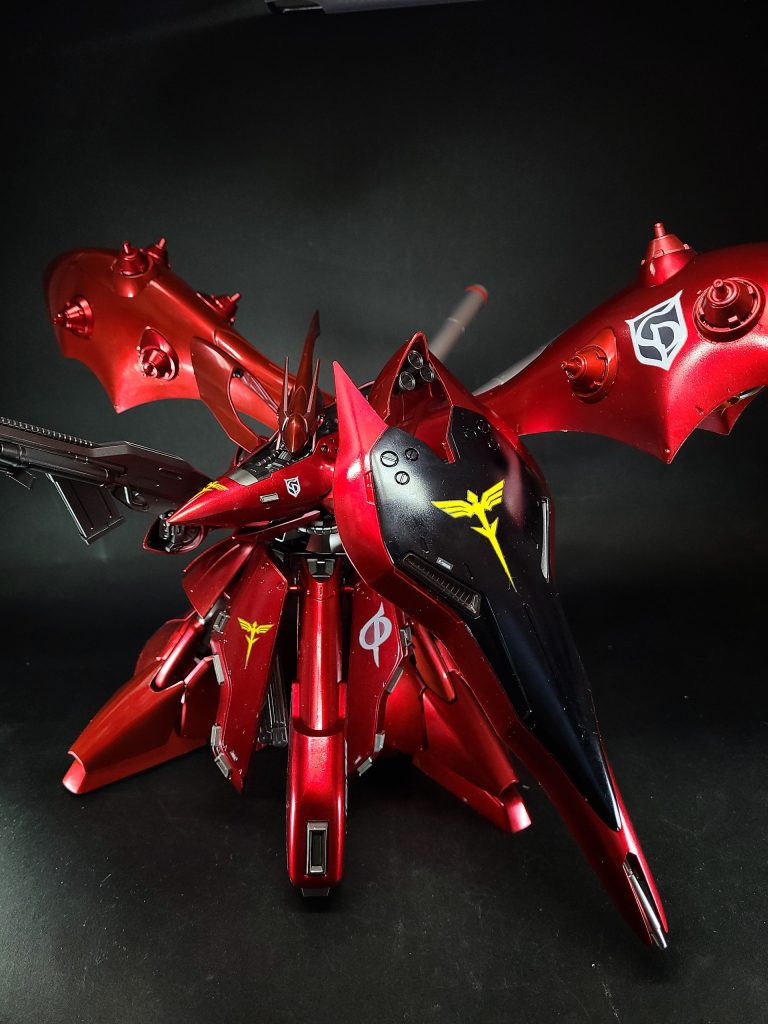 武装（ナイチンゲール)当初はメガ・ビーム・ライフルとビーム・サーベルおよびファンネルのみとされ、ゲームなどで登場する際には独自設定として胸部にメガ粒子砲が存在し、シールドにサザビーと同様にミサイルが装備されている場合があった。しかしその後、プラモデル「RE/100 1/100 ナイチンゲール」においてシールド裏にビーム・トマホークとミサイルが配置され、漫画版『ベルトーチカ・チルドレン』においてはさらに腹部のメガ粒子砲の存在が描かれるなど、サザビーと同様の豊富な武装とギミックをもつ機体としてあつかわれるようになっている。