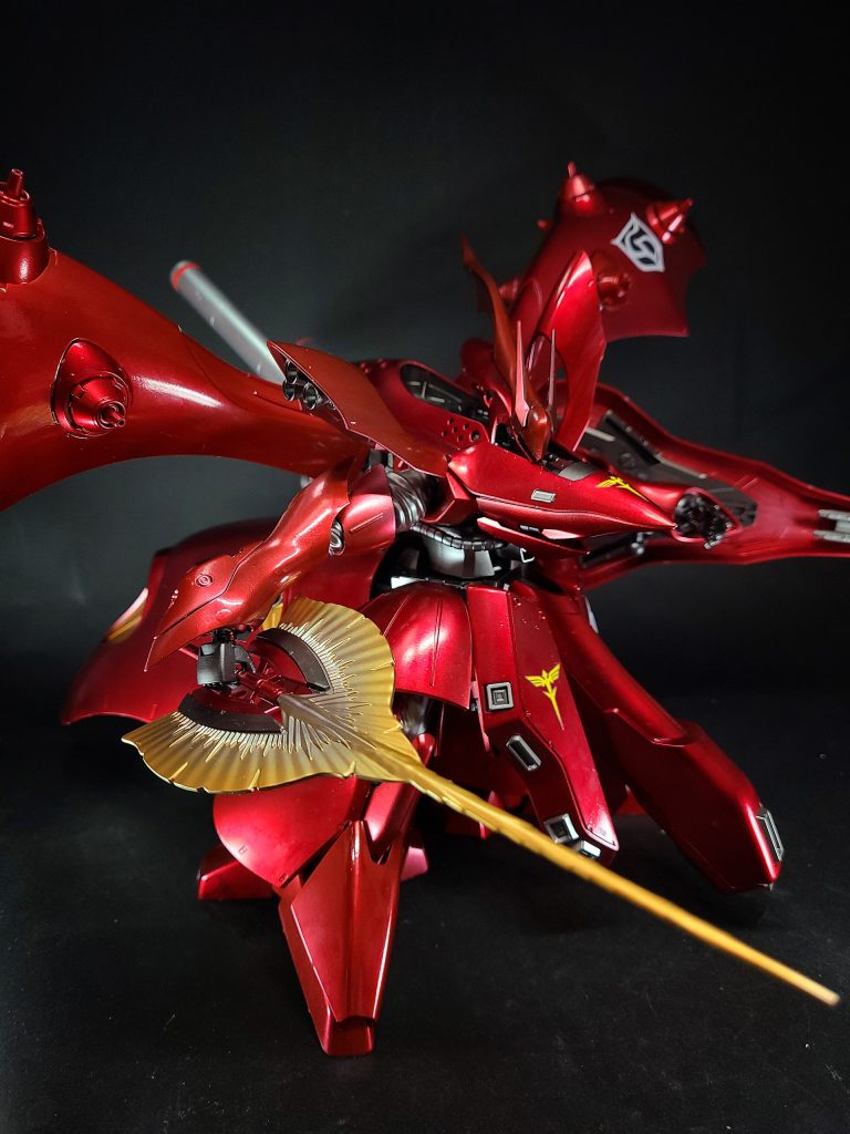 胸部バルカン砲中〜近距離用の実体弾を発射する。ビーム・サーベル通常のビーム・サーベル。サザビーと同じく両手首に格納される。隠し腕を使用することで計4本のビーム・サーベルを同時に使用可能。マイクロミサイルシールド裏面に3発装備する。ターゲットを光学的に認識し、追尾可能。