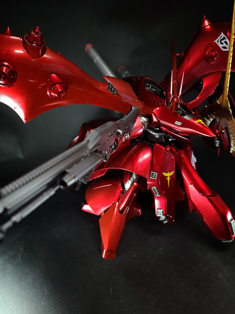 シールドサザビーのものとほぼ同一の武装。ガンダリウム合金製であり、裏面にビーム・トマホークとマイクロミサイルをマウント可能。隠し腕（接近戦用マニピュレーター）フロントスカート内に格納されている。腹部メガ粒子砲通常は装甲に覆われており、カバーを展開して使用する。大型メガ・ビーム・ライフル収束と拡散ビームを任意に切り替え可能。拡散ビームは散弾状に連射も可能。長距離精密射撃のためのバイポットを備え、射撃時にはスタビライザーとしても機能する