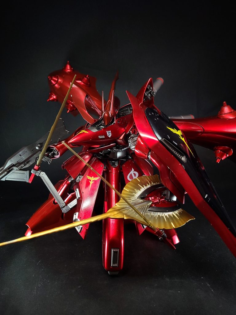 設定解説（ナイチンゲール）本機はMSだが、そのシルエットはMAにも近く、サイコフレームの導入によってMSサイズでありながらニュータイプ専用MA並みのスペックを獲得、各部に配置されたバーニアスラスターにより高い運動性と機動性を獲得した。計5基のプロペラント・タンク(後部アーマーに2基、背部に3基)が接続されており、稼働時間の延長と生存性の向上が図られている。