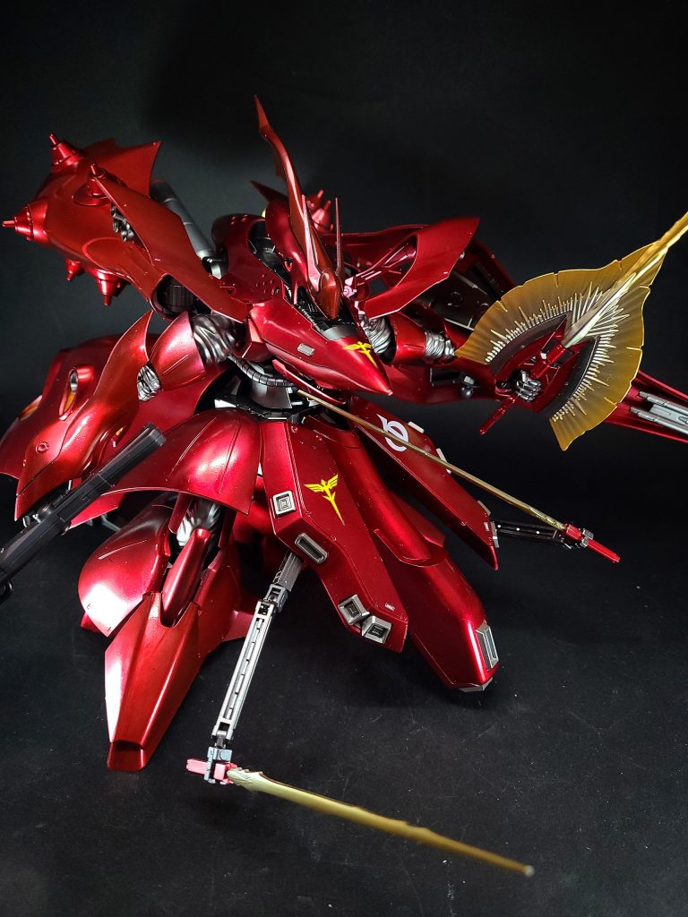 肩部アーマーにはバーニアが内蔵されており、サザビーの肩部側面の可動式スラスターを大型化したような形状である。スカートアーマー内には、グリプス戦役時代の重MSジ・Oにも装備された隠し腕（接近戦用マニピュレーター）が仕込まれており、MAクラスの巨躯でありながら近接戦闘能力も高い。シールドはサザビーとほぼ同一形状のものを携行。