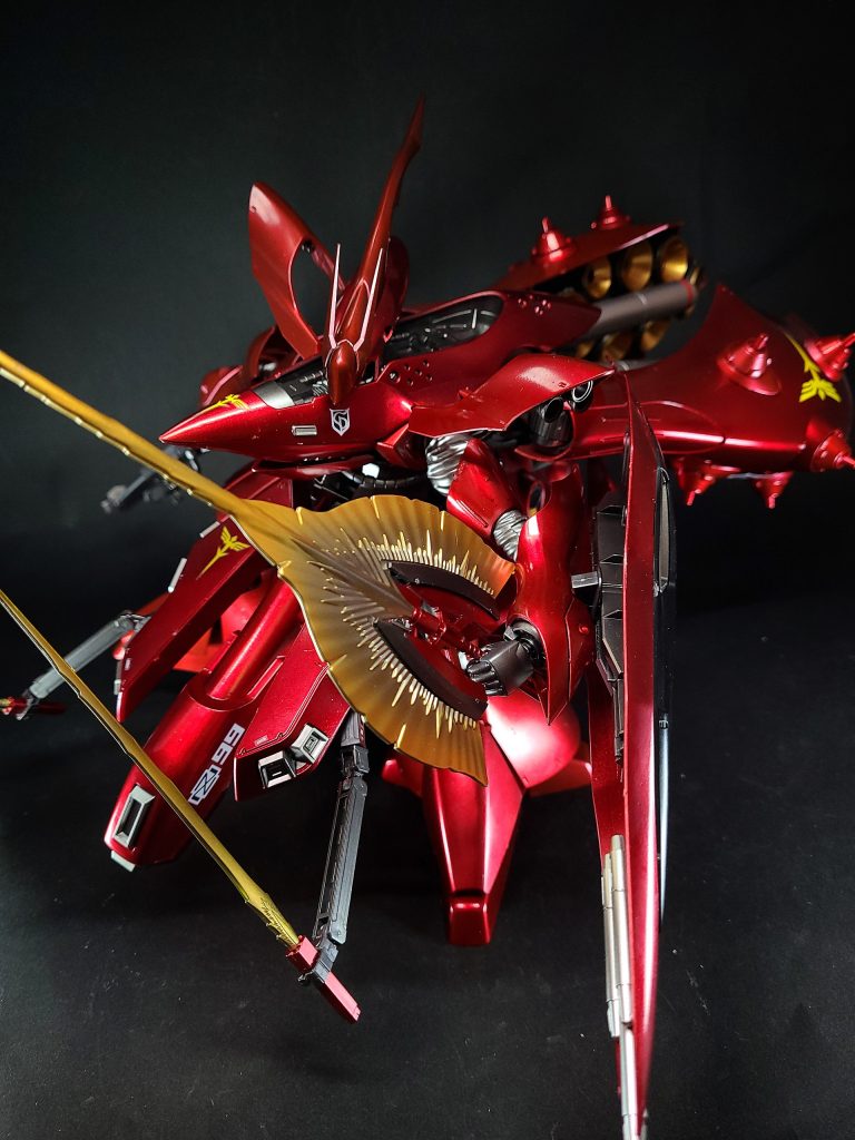 デザインと設定の公式化の経緯初出は、劇場アニメ「機動戦士ガンダム 逆襲のシャア」の初期プロットをもとに監督の富野由悠季自身がノベライズした小説「機動戦士ガンダム 逆襲のシャア ベルトーチカ・チルドレン」[27]。初期の企画案をもとにしているため、ナナイ・ミゲルは「メスタ・メスア」、ギュネイ・ガスは「グラーブ・ガス」などと実際の映画版とは名称が異なっており、サザビーも同様に小説では「ナイチンゲール」となっている。この小説の口絵に出渕裕によるナイチンゲールのモノクロのイラストが描かれている[28]。出渕は「ナイチンゲール」という名前の響きから、劇場版のサザビーそのままでなく、モビルアーマー的にアレンジしたと語っている[29]。そのため、サザビーに似ているところがありながらも、より巨大で威圧的なフォルムとなっている[27]。その後、人気が出たためにガレージキット用に出渕裕が新しい全身図の設定画を描き起こし[26]、B-CLUB誌でカラー画稿が掲載された。その後、模型となったり、ゲームに登場したりすることでデザインもより細かく描かれるようになり、認知度が上がって公式化されていった。2014年にはガンダムエースにて小説のコミカライズである漫画版『ベルトーチカ・チルドレン』が連載開始となり、新たに柳瀬敬之による作画用にディテールが加えられたデザインが描かれた