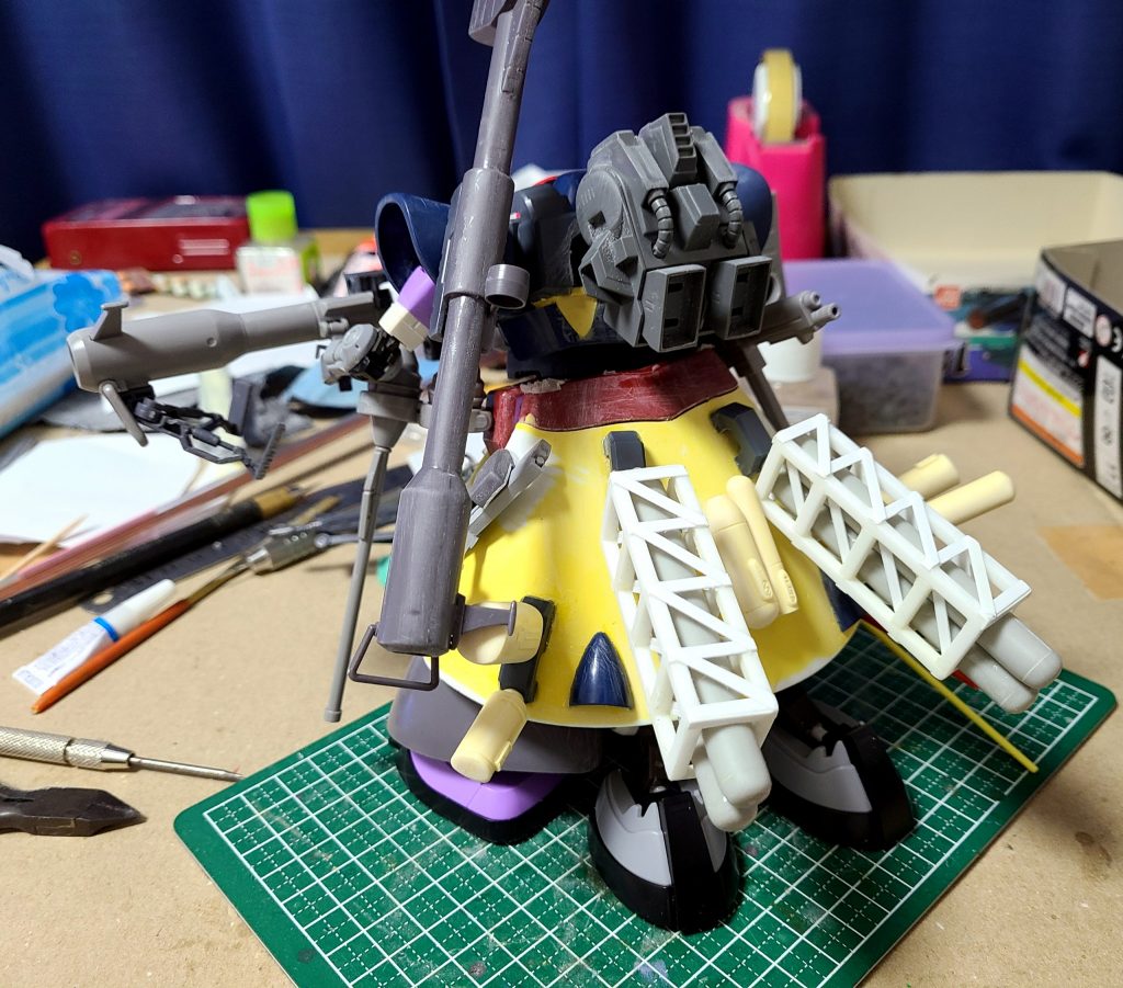 後ろから見てもかなり重厚なフォルムになっています。