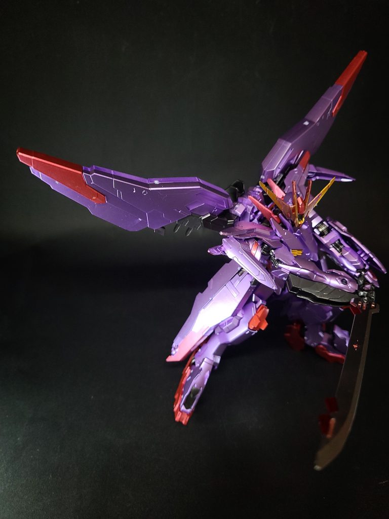 機体コンセプトは「(多数のモビルスーツを投入することが前提の)モビルアーマーに単体で(ある程度の)近接戦闘を行う」であり、それに合わせて各部装甲の重装甲化によって防御力が高まっている。奇しくも後年のガンダムバルバトスでも長時間の単体運用を目的とした重装甲化(第六形態)が施された事がある。