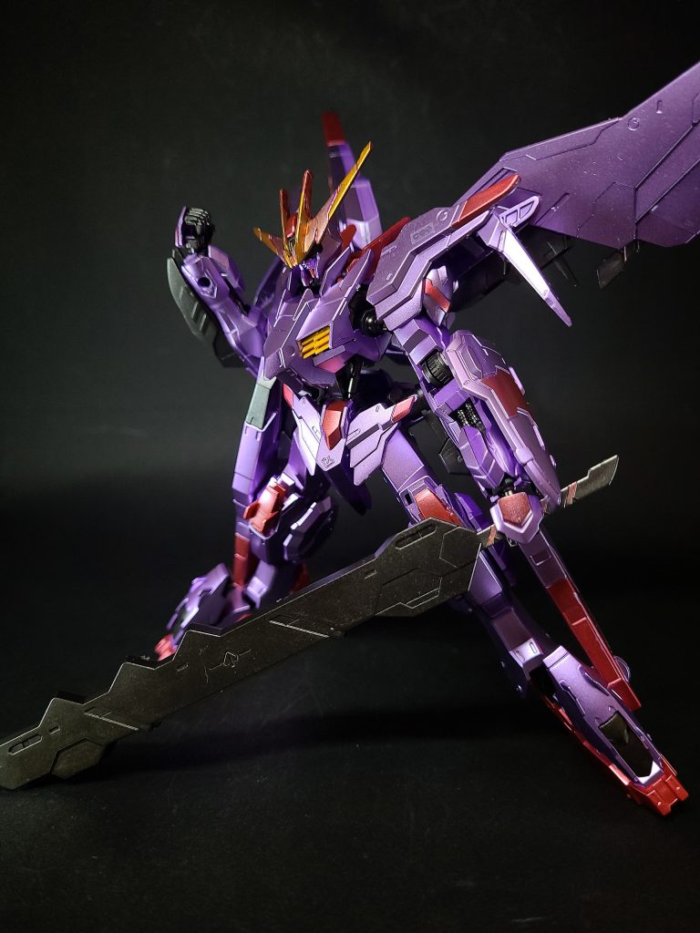 背部に翼状のバインダーを装備し、その姿は悪魔というよりも天使を思わせるものとなっている。しかし腰部バインダーを含めた四本のサブアームを剥き出しにし、敵に向かうその姿はまさに悪魔に相応しい。