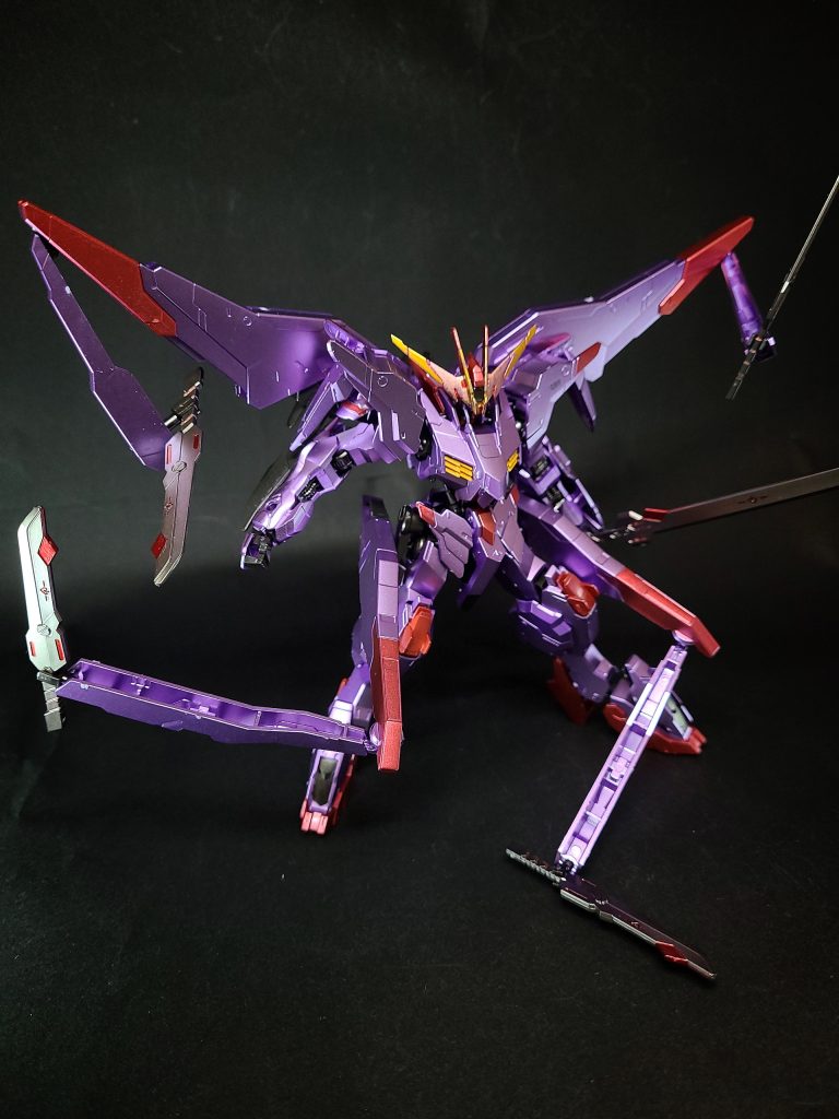 武装バスタードメイス/大太刀マルコシアスの主力武装。モビルアーマーのナノラミネートアーマーを破壊するべく開発された武器で、本体よりも鞘に重量を持たせ、メイスとしても使用可能。