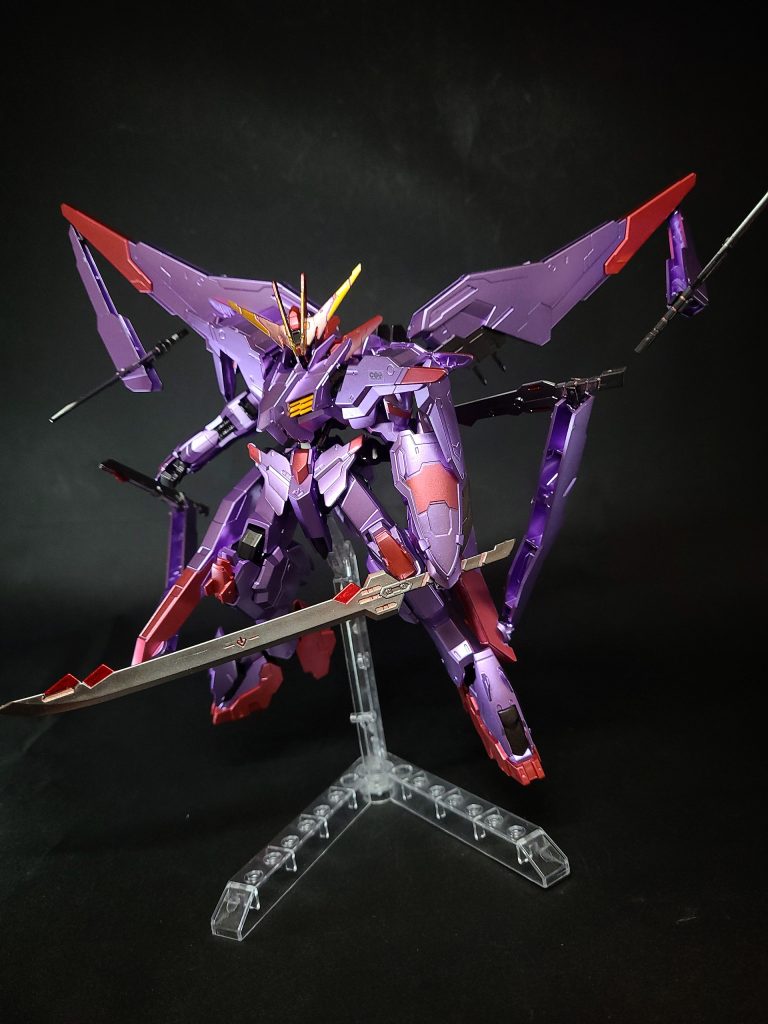 短剣翼の先と、腰のバックパックの先端にある各バインダーに収納されている短剣。計４つが存在し、サブアームを剥き出しにした様はジョロウグモやタカアシガニを思わせる。シールド左腕に装備されている防御兵装。バインダー兼サブアームの展開を妨げないよう小型のものが採用されている。