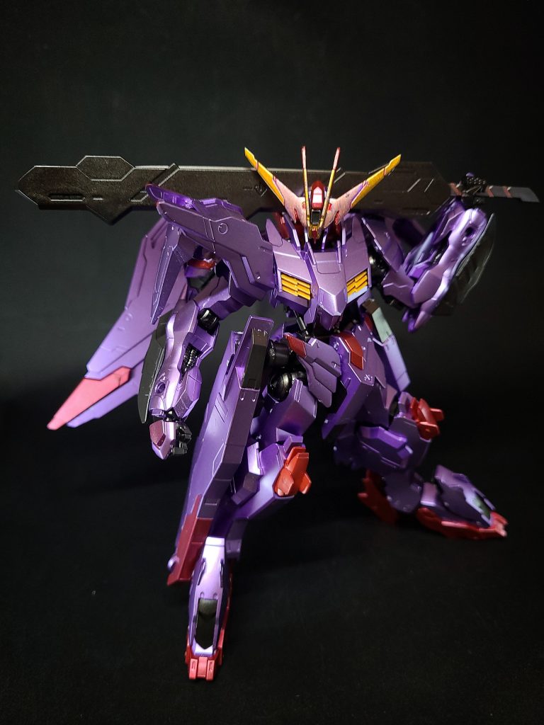 ナックルガード/クロー両腕部に装着されている装甲。使用時に装甲がせり出し、向きによってナックルガードやクローに変えることもできる。レールガン両腰部バインダー内に搭載された本機唯一の射撃兵装。