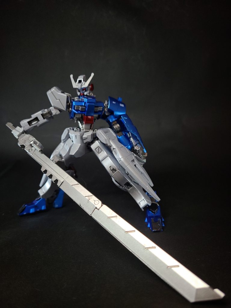 しかし、機体を改修したヴォルコは脳に記憶チップを埋め込む手術を受けた結果、空間認識能力が著しく低下しており、機体はテッドの専用機として扱われた(この際、義手を持つテッドに合わせて義手を介した神経接続システムも組み込まれており、機体と義手を接続する事で右腕のみ阿頼耶識システムと同等の反応速度を得る事が出来る)。