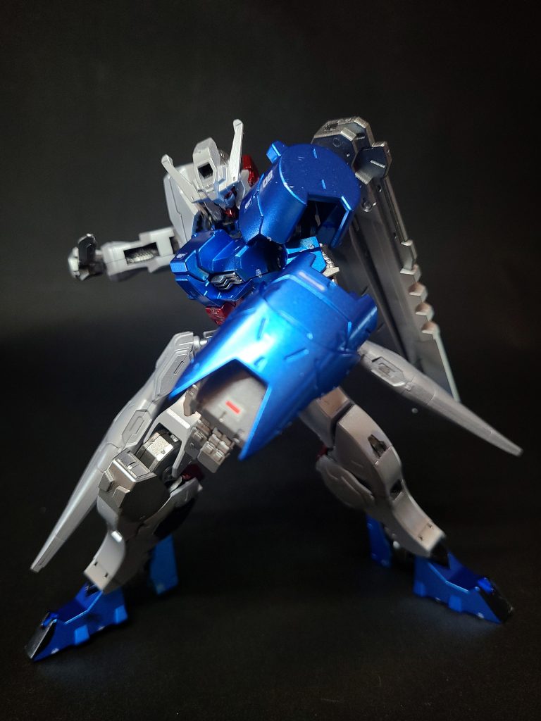 複数の機体の装甲をパッチワークしている性質上機体の重心バランスは劣悪であり、腰部に装備された推進装置「ブーストアーマー」によるアシストを得て姿勢制御が行われている。フレームの基礎設計は他のガンダム・フレームと同様だが、右腕に特殊なエネルギー伝達機構が組み込まれていた。しかし、闇市場へ流出した際に伝達用のケーブルを搭載した右腕の外装や伝達機構と接続する本来の武装が失われた為、レストア後は使用されていない。