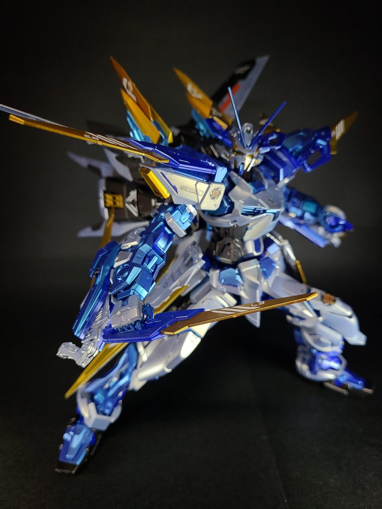 ドラグーン[注 25]全身に装備されたソード型のドラグーン。頭部にセンサー搭載タイプのセンサードラグーンが2基、両肩にミラージュコロイド・ステルス / ゲシュマイディッヒ・パンツァー搭載タイプのステルスドラグーンが4基、両腰に大型剣タイプのソードドラグーンが2基、ヴィーヴルストライカーに砲撃特化タイプのビームキャノンドラグーンが2基の計10基が装備されている。