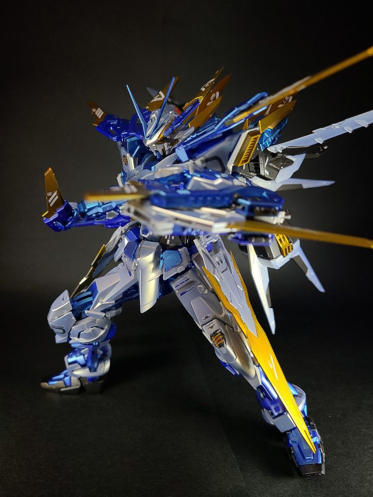 また、両腕のブレイドガンに全身のドラグーンを装着させ、大型銃剣「シペールソード」[注 25]として使用可能。「シペール」はギリシア語の鱗 (lepis) の綴りを逆にしたもので、「逆鱗」の意味を持たせている[95]。