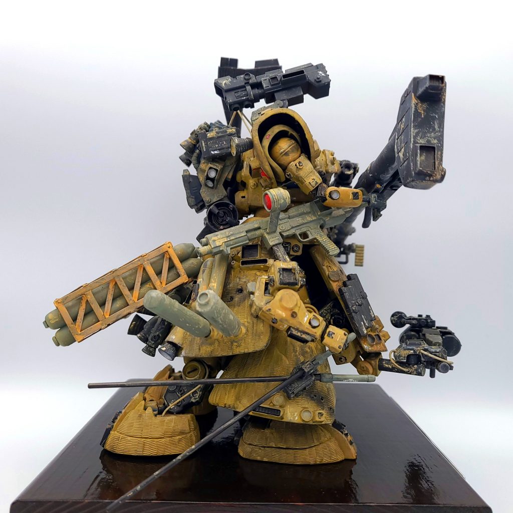 こちらにはHGUCドム等を使用したサブアームや、MGドムのマシンガンを装備させています。脚部にはビートソードを2振り装備。