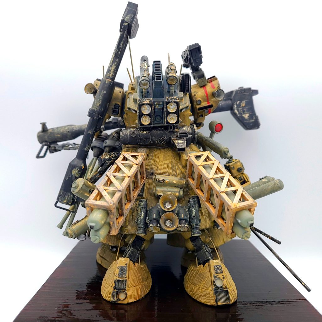 MGゲルググのバックパックを装備。プロペラントタンクやサブレッグを取り付けています。背面中央の黒い筒はIフィールドジェネレーターです。