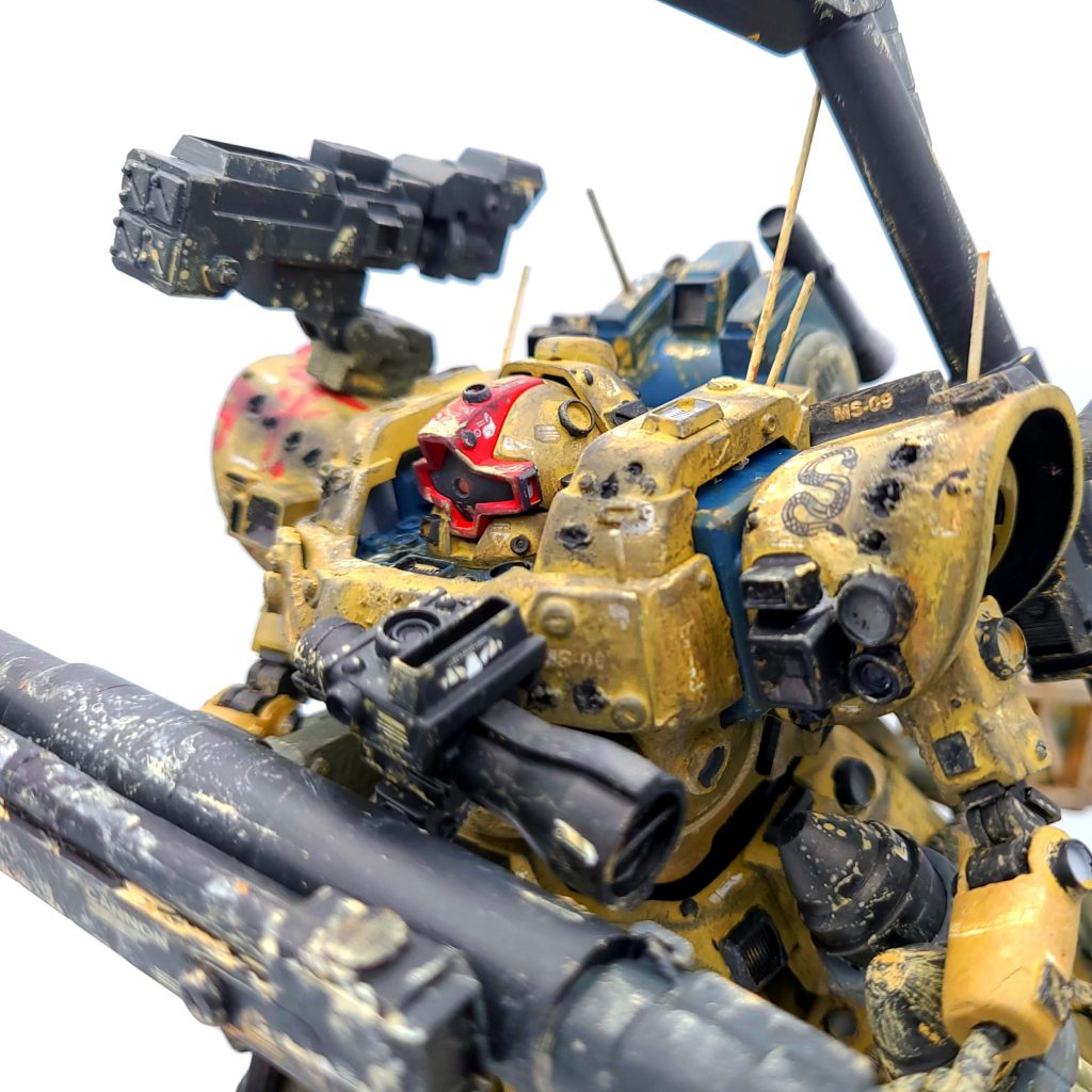 作品名のBasiliskにちなみ、蛇のネイルシールを貼っています。段差等が目立たないようにウェザリングをしました。