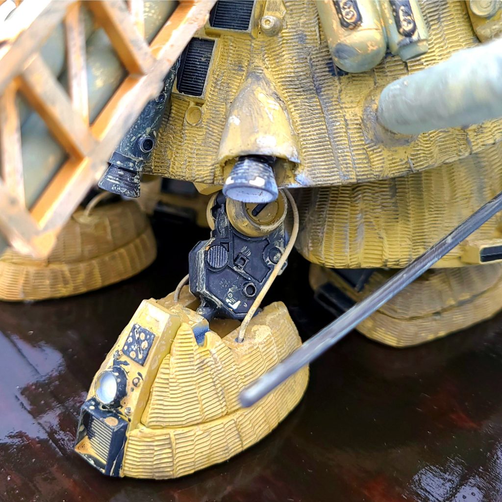 サブレッグにはスプリングを使用しています。