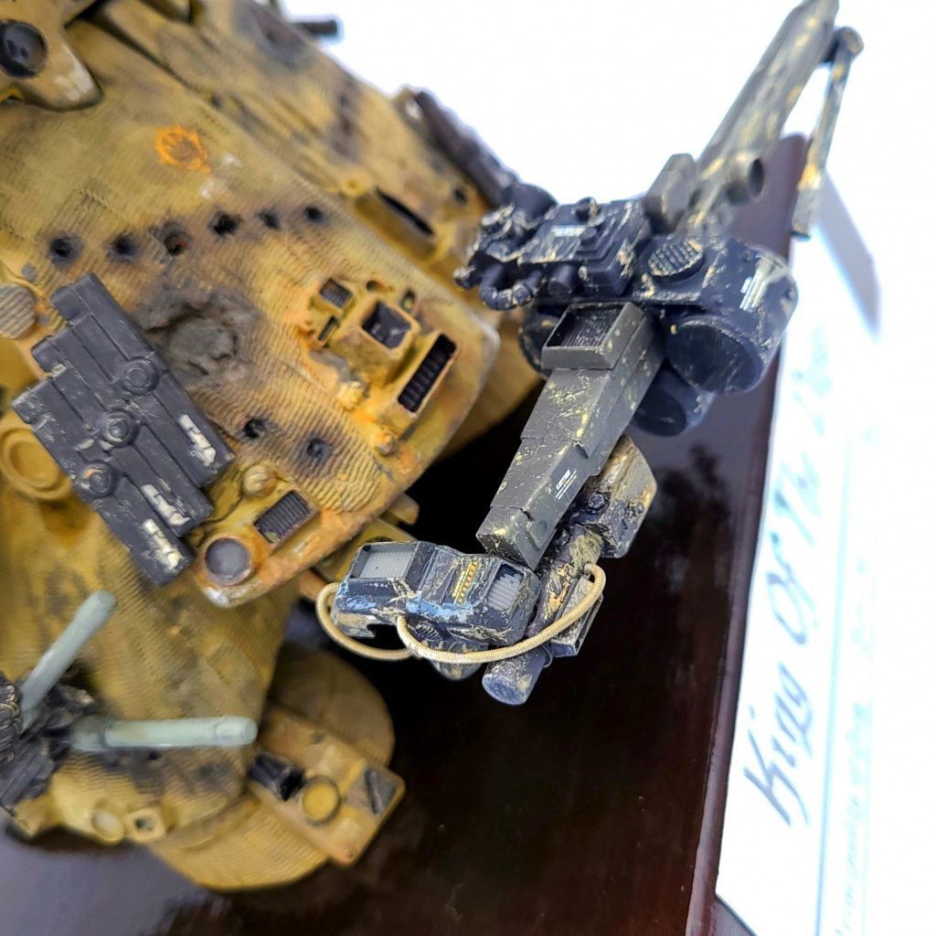 余り物のパーツで製作した隠し腕。ヘヴィマシンガンを装備させています。