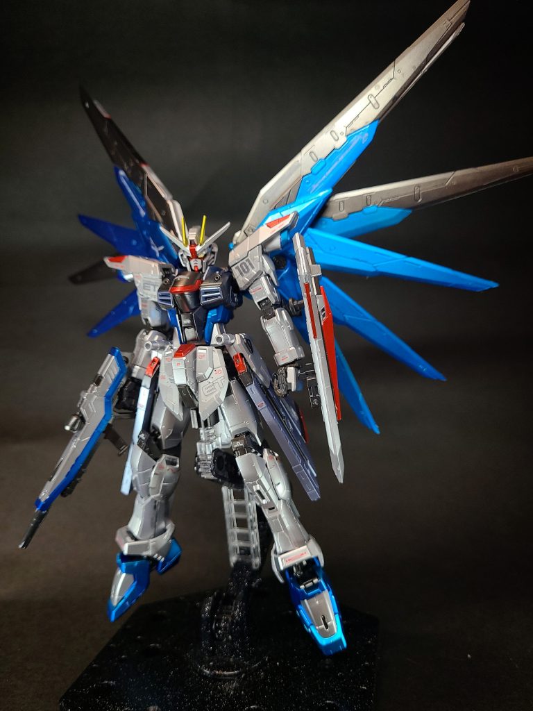 G兵器を奪取したザフトは地球連合軍との対MS戦闘を想定しフリーダムをハイスペックな機体として完成させた[17][注 10][注 11]。ザフト統合設計局を形成する主要3局が合同で開発に当たった「ZGMF-600 ゲイツ」をベースとしつつ、ザフトの技術にG兵器から入手した新技術（主に高出力ジェネレーター、ビーム兵器、PS装甲等）を取り入れて開発が行われた。本機の高いパフォーマンスは、ザフトの最新技術とG兵器の技術が融合することで初めて成り立ったのである