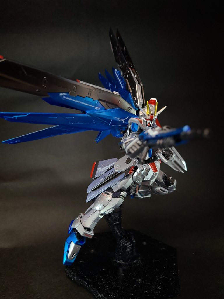 ゲイツは設計段階ではかなり高性能な機体でありながらも、量産面の問題で止むを得ず切り捨てた部分が多い機体であった。これに対して、ジャスティスとともにオンリーワンの機体として計画されていた本機は技術者が望んだままの姿で実現されることとなった[26][注 12][注 13]。フリーダムにはGAT-X105ストライクの影響も見られ、3種類のストライカー換装によって多機能を実現していた同機に対し、単機で同等以上の機能を実現するに至っている[33][注 14]。尚、その主任務はプラント防衛戦での使用や抑止が主眼となっているものの、専用運用艦であるエターナルとの連携により遠征も可能としている