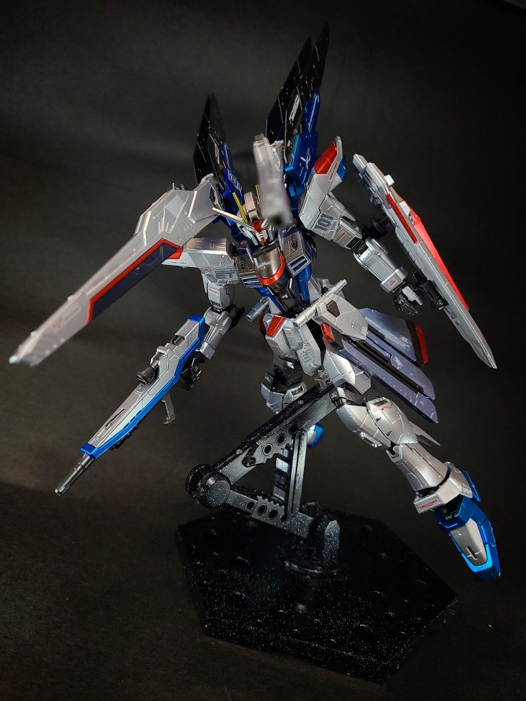 全領域の戦闘環境下において単機で多数の敵機と相対することを目的としており、単独での大気圏突入から高機動空中戦への移行を可能とする高い適応能力と汎用性を持ちながらも、マルチロックオンシステムを駆使した火器等により複数の敵機を同時に無力化する事が可能[29][注 15]。従来のMSでは考えらない多数の火器と大火力を有しており、これほどの武装が盛り込まれたMSはC.E.戦史上空前であるが、一方で宇宙空間・大気圏内の両方で超高機動MS[21]でもある。これにより、本機は攻防両面において傑出した性能を持ち単独で戦局を左右する威力を秘めた当代最強のMSと言える[15]。傑出した性能を持つ故に操縦も非常に難しく、その性能を最大限に引き出すには、単独で多数の敵機と相対した場合における錯綜した状況を瞬時に把握・判断し複雑な機動を予測する高度な空間認識能力を備えつつ、本機の複雑なシステムを運用し使いこなすことができるという[38][39]、コーディネイターの中でも特に優れた能力が必要とされる