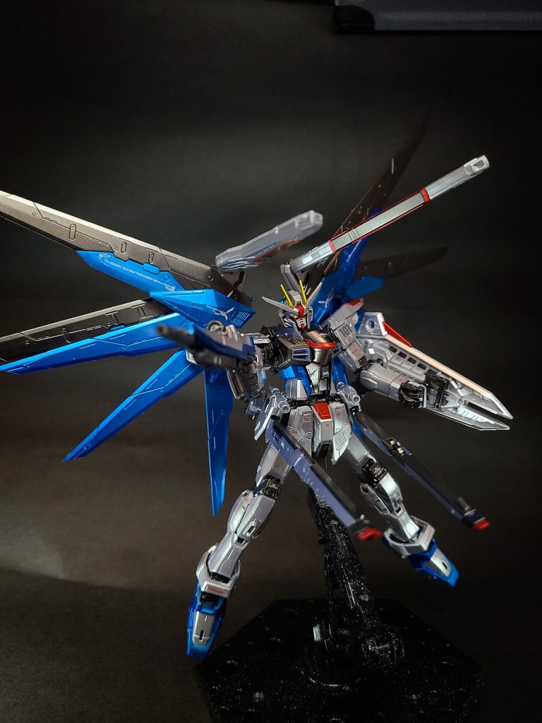 「ナチュラルを排し純然たるコーディネイターだけの世界構築」というパトリック・ザラが想い描く理想を実現させる尖兵となるはずのフリーダムであったが、地球連合軍統合作戦本部を攻撃目標とした「オペレーション・スピットブレイク」の発動と時を同じくし、ラクス・クラインの手引きの下でキラ・ヤマトに奪取された[41][注 17]（本来の搭乗予定者が誰であったのか定かではないが、特務隊の隊員もしくはザラ派と呼ばれる最高評議会議員のナンバー2であったエザリア・ジュールの息子イザーク・ジュールだったのではないかと思われている[25]）。キラは、高性能故に操縦が難しいとされるフリーダムを自在に操り[43]、高度な状況認識能力を有するキラの巧みなコントロールは武装の威力を最大限に発揮、その技量と相まって本機の戦闘能力は桁違いに高いものとなっている