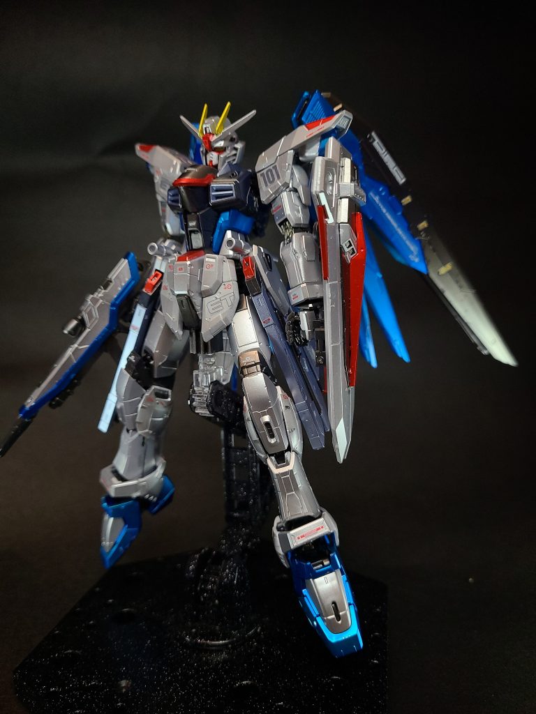 機体構造G兵器より得た技術を基に設計されたフリーダムは、ストライク等の初期GAT-Xシリーズに用いられた「X100系フレーム」と類似した可動域を持っている[45]。全体的な構造は非常にシンプルかつ洗練された形状であり、人型汎用兵器であるモビルスーツの一つの到達点と言える