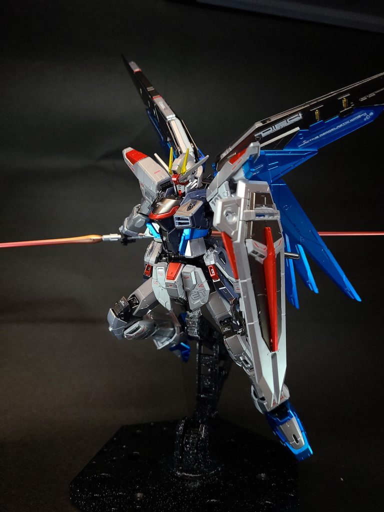 コックピットジャスティスやフリーダム、プロヴィデンス等が属する初期の「ZGMF-Xシリーズ」共通のコックピットであり、その構造は従来のザフト製MSとは異なる点が目立ち、G兵器の影響がうかがえる。多くの新しい機能を備えた操縦系統は複雑となり、コーディネイターでも特別なセンスを持つ優れたパイロットでなければ操縦は困難で機体性能を十分に発揮できないとされる[