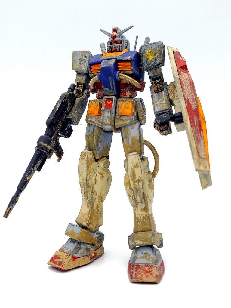 スプリングを通し、バックパックにはアンテナを取り付けました。右肩にはジオンのエンブレム、左肩には蛇のネイルシールを貼っています。